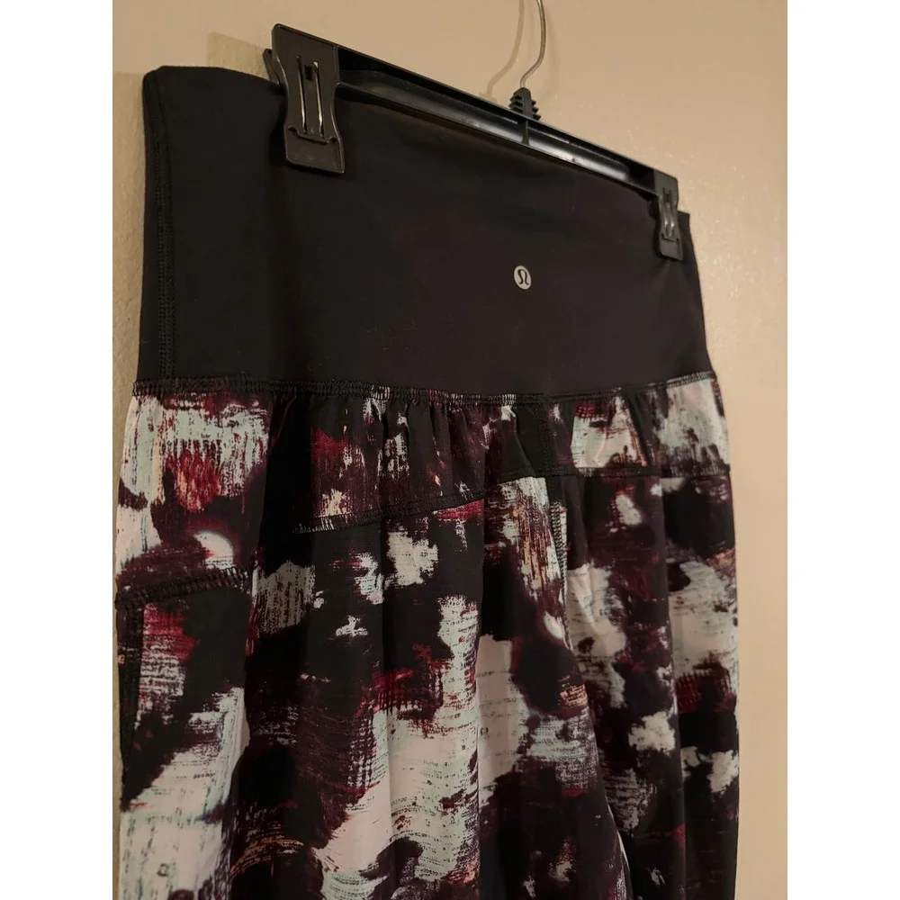 Lululemon High Rise Crop Joggers Abstract Print Burgundy Black White Pockets